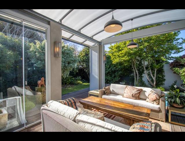 4 BEDROOM HOUSE FOR SALE IN CONSTANTIA